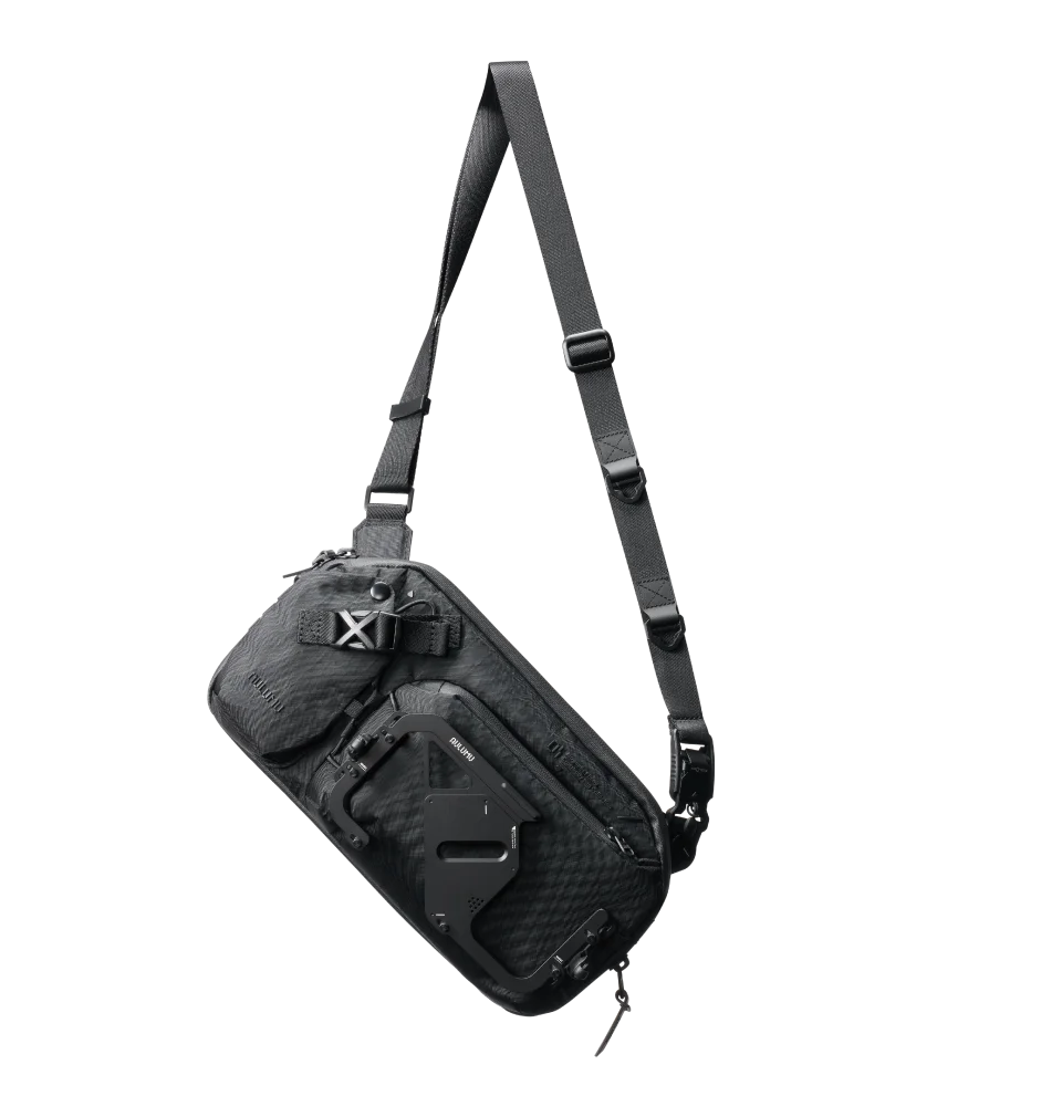 aulumu B01 城市機能斜揹袋以 “Beyond Storage” 為理念，採用 X-Pac 防水防撕裂布料與 Fidlock 磁吸扣。獨家配備「可拆卸金屬磁吸手機艙」，讓您隨時快取手機。容量可由 2.5L 擴充至 3.5L，完美應付日常通勤與城市探索。