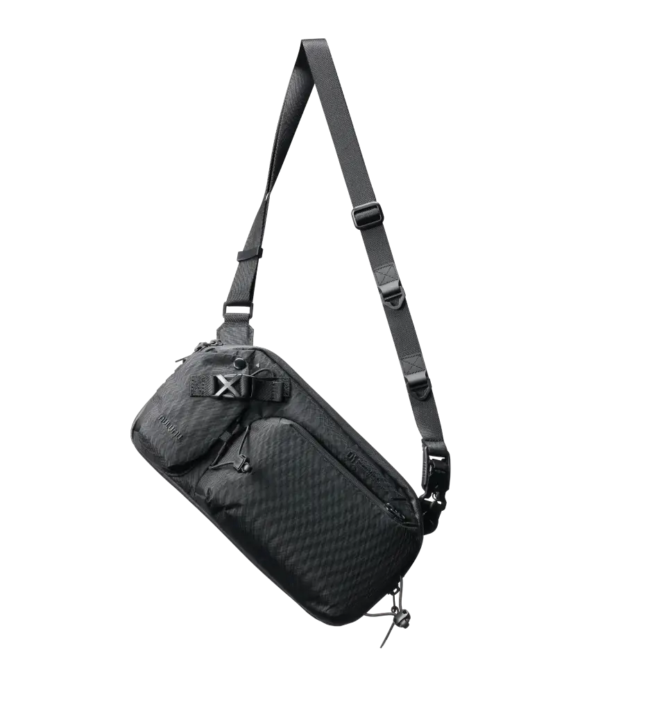 aulumu B01 城市機能斜揹袋以 “Beyond Storage” 為理念，採用 X-Pac 防水防撕裂布料與 Fidlock 磁吸扣。獨家配備「可拆卸金屬磁吸手機艙」，讓您隨時快取手機。容量可由 2.5L 擴充至 3.5L，完美應付日常通勤與城市探索。