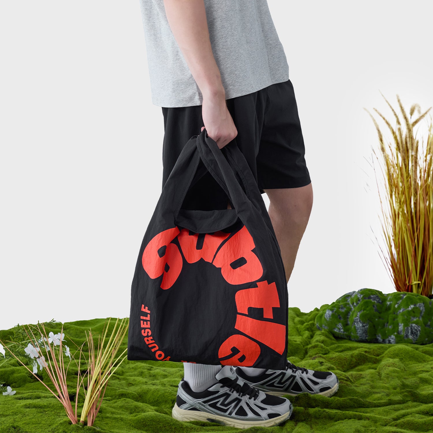 SUBTLE Flow 背心托特包 - 展示肩帶細節設計，符合人體工學，提升揹負舒適感