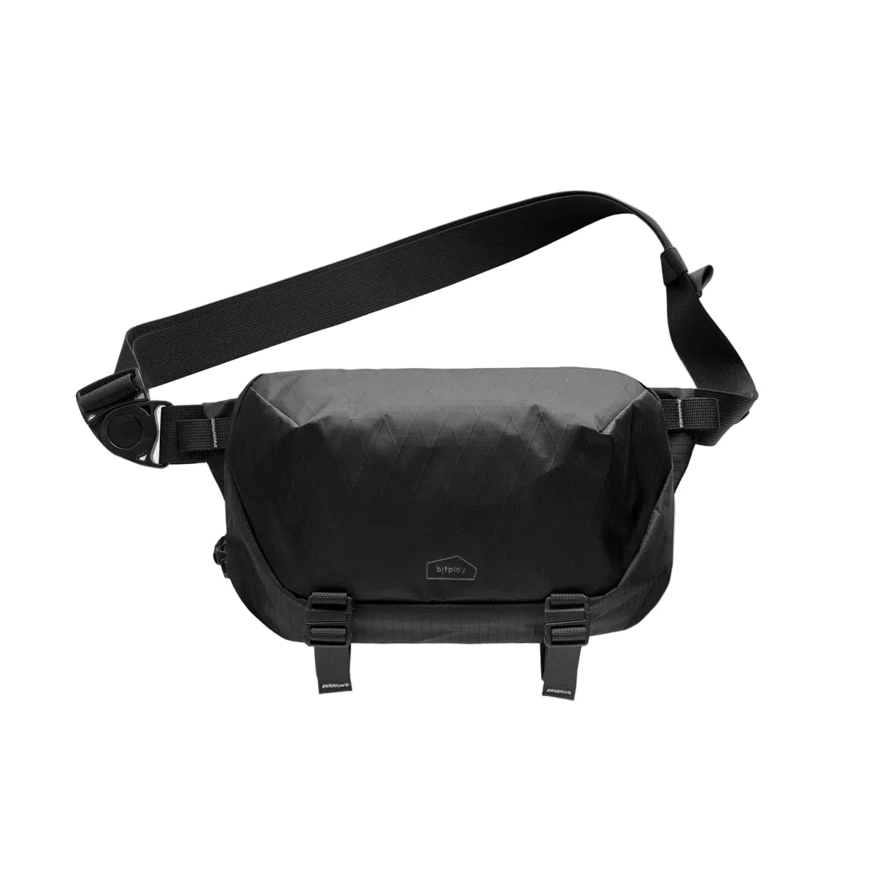 專為日常通勤與旅行設計的 bitplay Black 3L 跨境單肩包，採用 210D 防水抗撕裂面料與 RFID 防盜刷隔層，全面提升出行安全。配備 FIDLOCK 磁扣隱藏式水壺袋及外置雨傘收納空間，3L 靈活容量讓您輕鬆收納護照與隨身小物。立即選購，體驗極致輕便的出行！