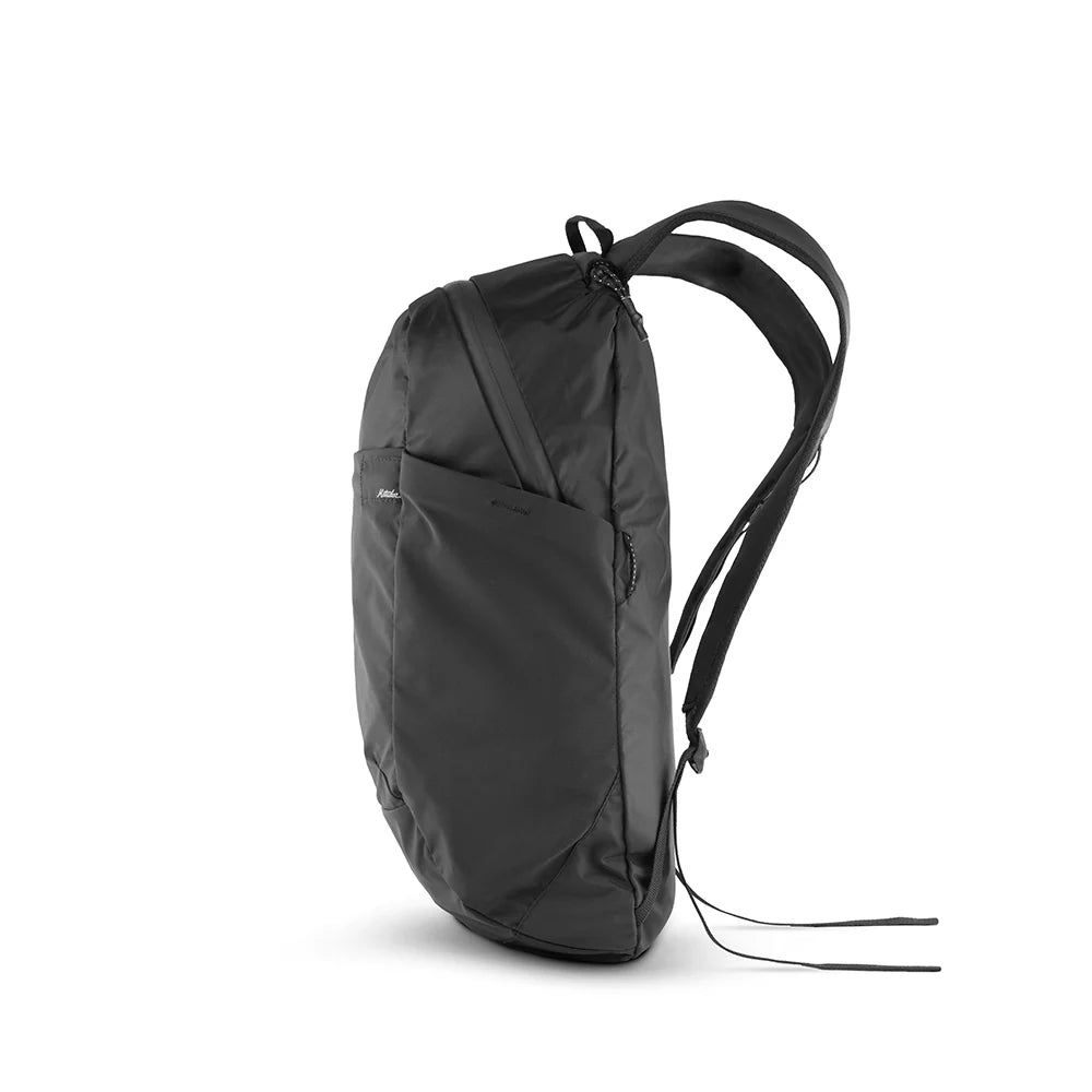 Matador ReFraction Packable Backpack｜採用防潑水材料、防水 YKK® 拉鍊及 PU 塗層，全天候防護設計