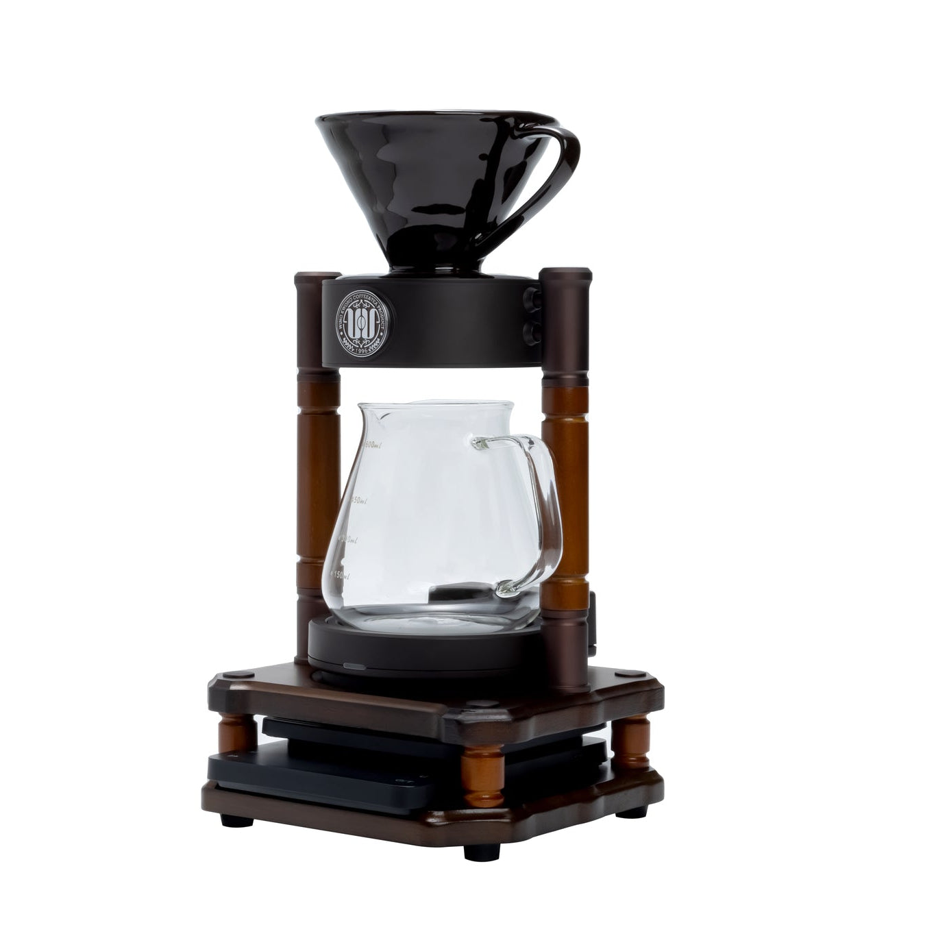 WING KWONG Wcm-601 復古手沖咖啡支架套裝全貌，展示濾杯、分享壺、保溫底座及電子秤配置。
