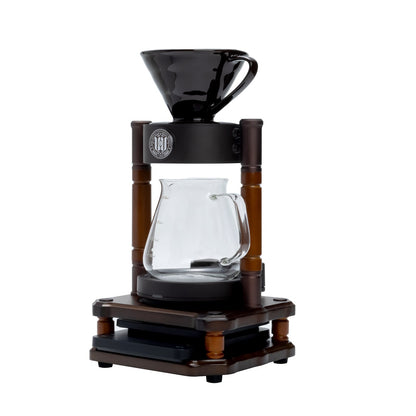 WING KWONG Wcm-601 復古手沖咖啡支架套裝全貌，展示濾杯、分享壺、保溫底座及電子秤配置。
