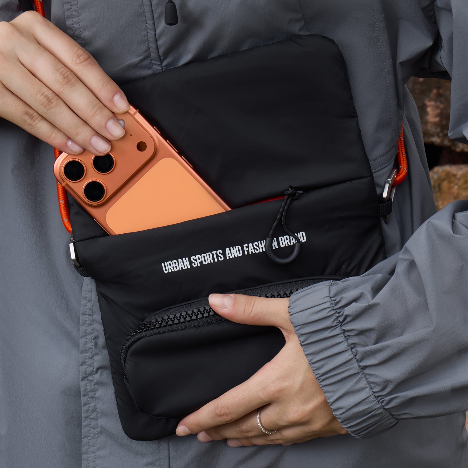 SUBTLE Puff Mini Crossbody Bag 斜孭袋 - 收納空間示意（放手機銀包鑰匙）