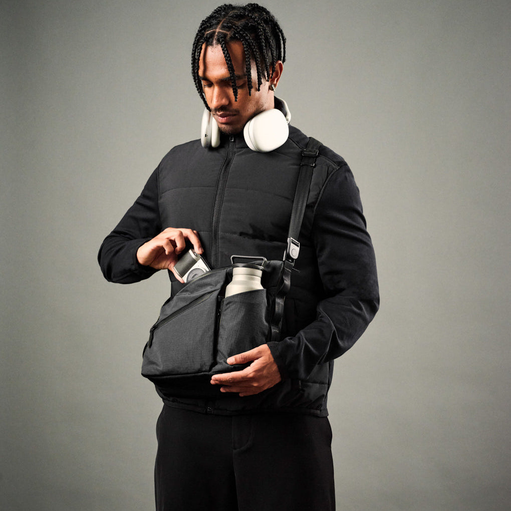 ALPAKA Flow Satchel 採用 YKK Aquaguard 防水拉鍊，全面防風雨，保護裝備安全