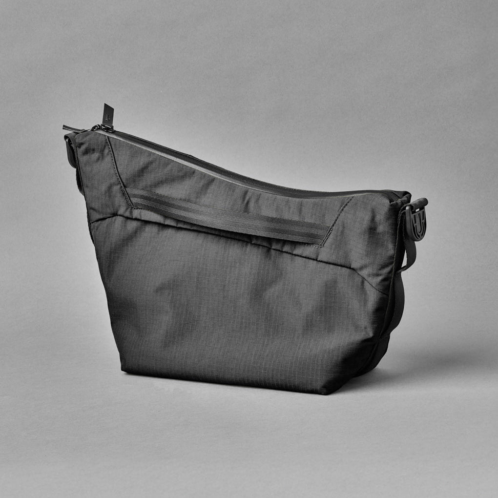 ALPAKA Flow Satchel 使用 100% 再生材料製成，兼具環保與耐用性