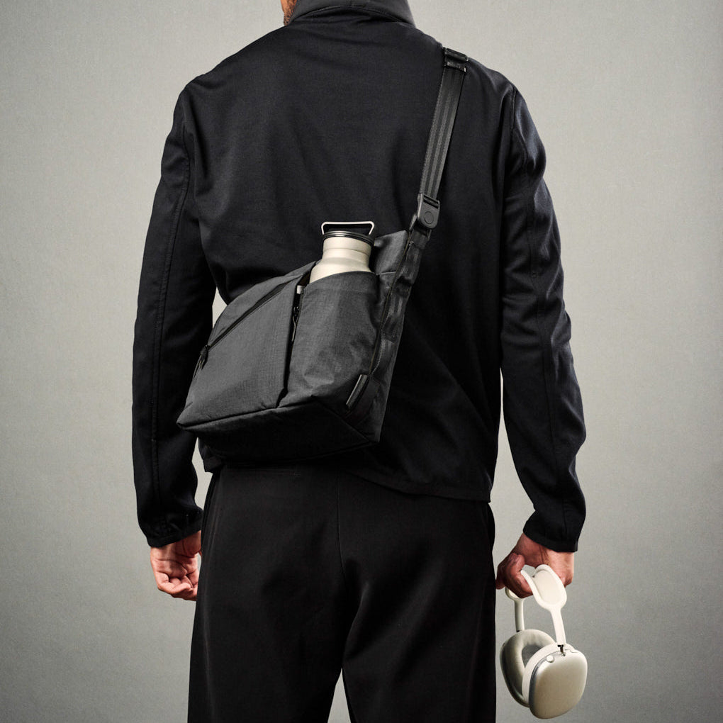 ALPAKA Flow Satchel 採用 YKK Aquaguard 防水拉鍊，全面防風雨，保護裝備安全