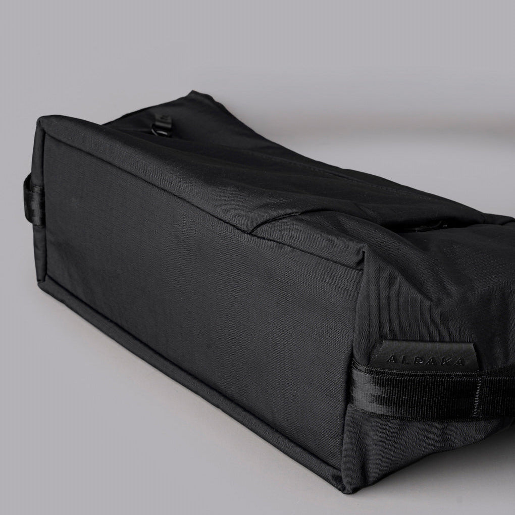 ALPAKA Flow Satchel 採用 YKK Aquaguard 防水拉鍊，全面防風雨，保護裝備安全