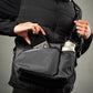 ALPAKA Flow Satchel 背面拉鍊口袋可容納 iPad mini，隱藏設計更安全