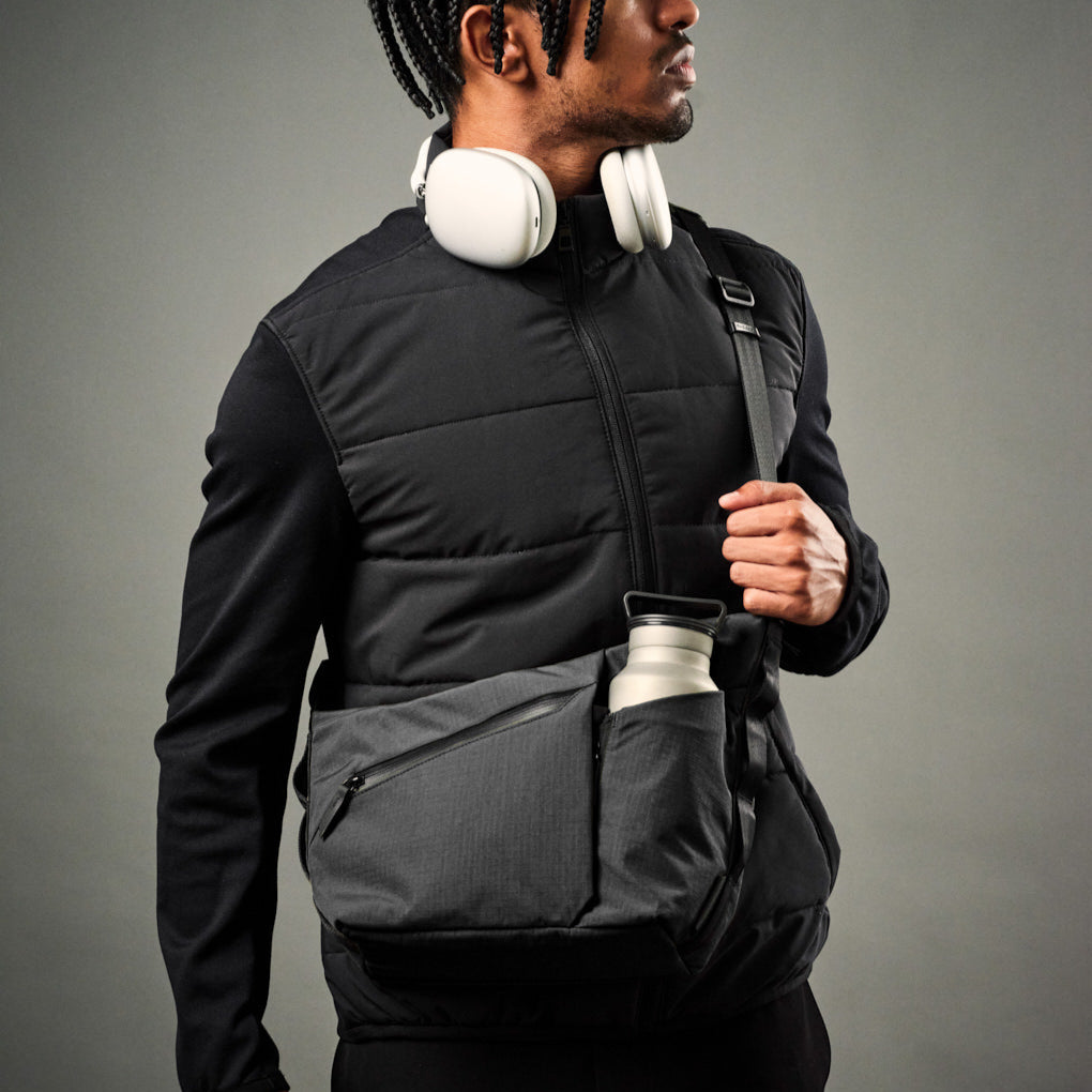 ALPAKA Flow Satchel 採用 YKK Aquaguard 防水拉鍊，全面防風雨，保護裝備安全