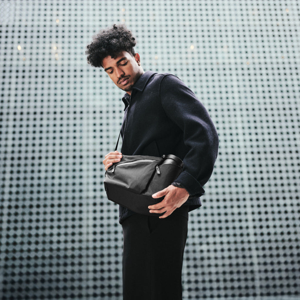 ALPAKA Flow Satchel 採用 YKK Aquaguard 防水拉鍊，全面防風雨，保護裝備安全