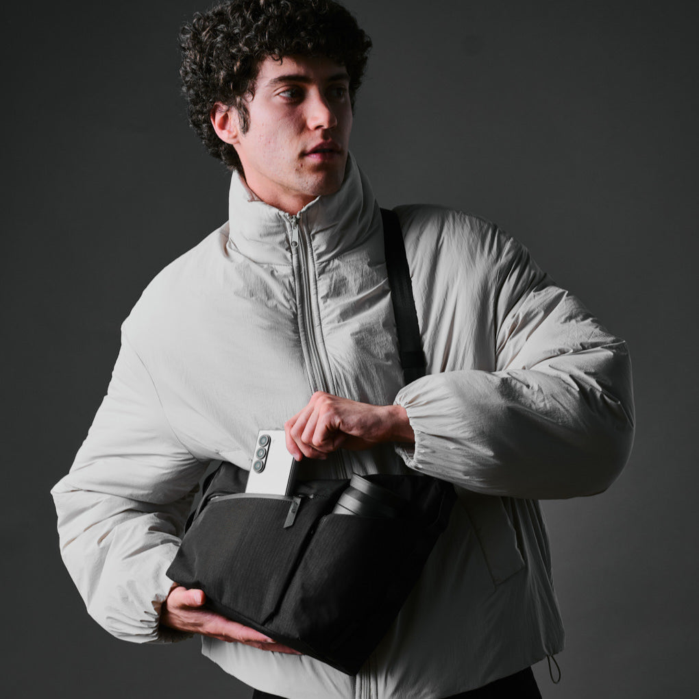 ALPAKA Flow Satchel 採用 YKK Aquaguard 防水拉鍊，全面防風雨，保護裝備安全