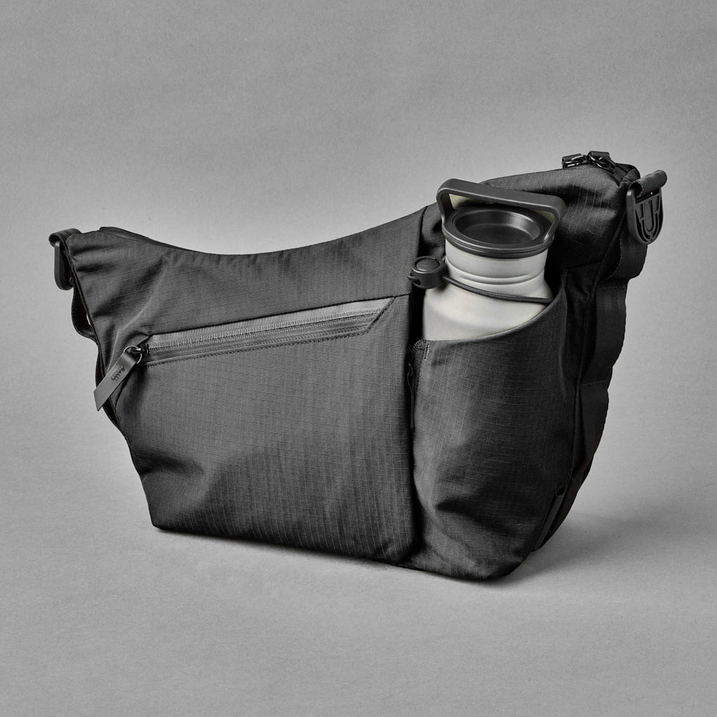 ALPAKA Flow Satchel 使用 100% 再生材料製成，兼具環保與耐用性