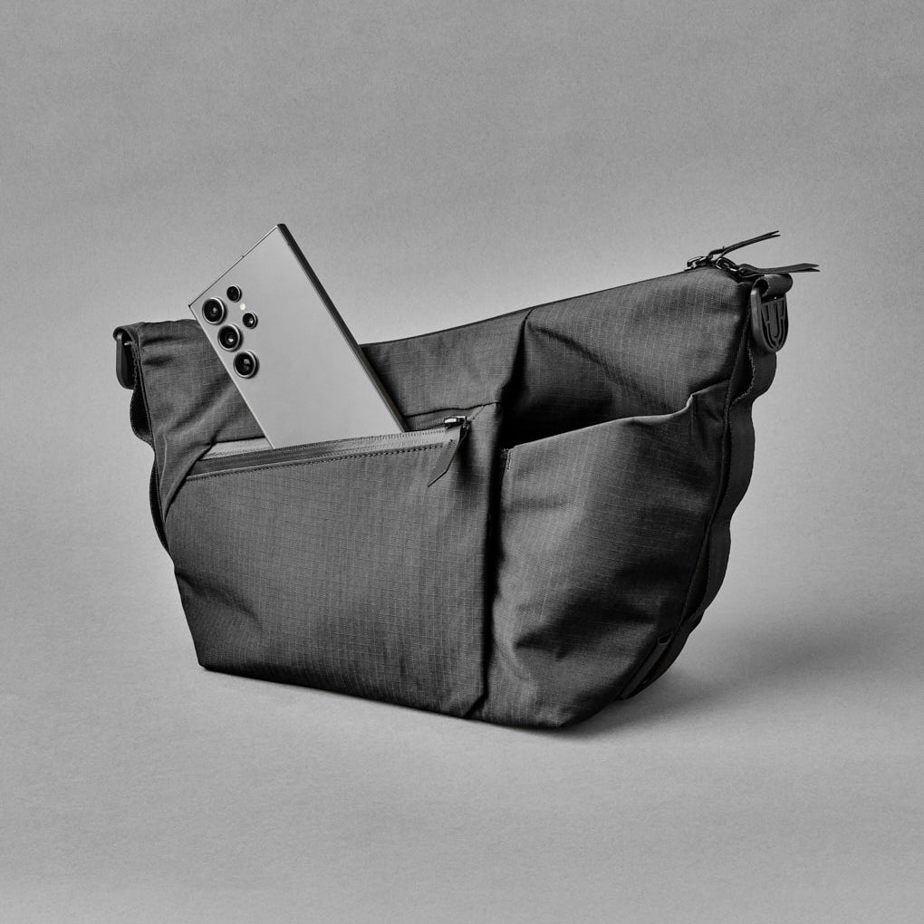 ALPAKA Flow Satchel 主隔層與內部拉鍊口袋，合理收納日常必需品