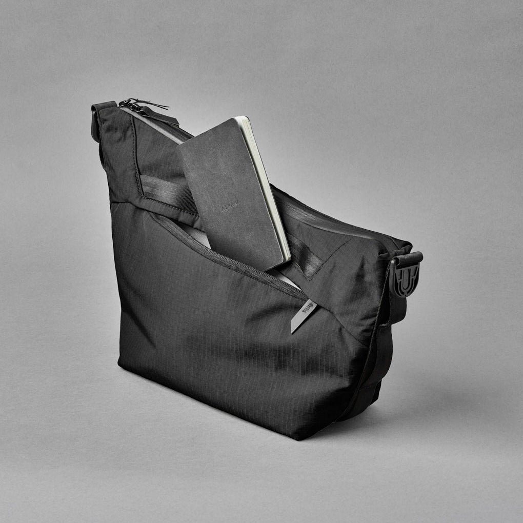 ALPAKA Flow Satchel 主隔層與內部拉鍊口袋，合理收納日常必需品