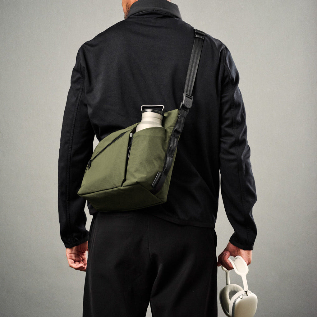 ALPAKA Flow Satchel 採用 YKK Aquaguard 防水拉鍊，全面防風雨，保護裝備安全