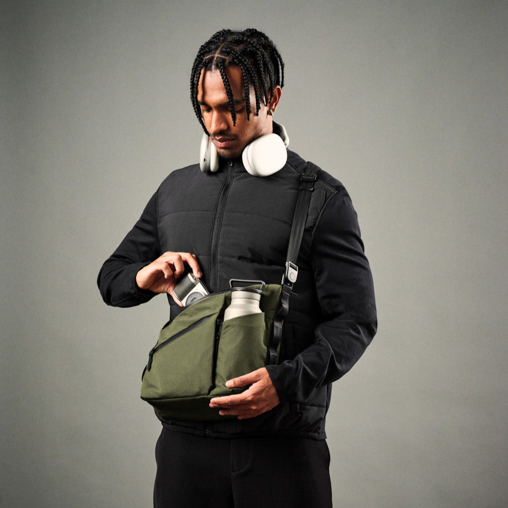 ALPAKA Flow Satchel 採用 YKK Aquaguard 防水拉鍊，全面防風雨，保護裝備安全