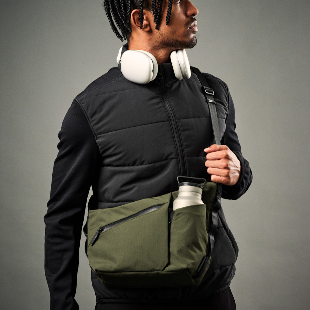ALPAKA Flow Satchel 使用 100% 再生材料製成，兼具環保與耐用性