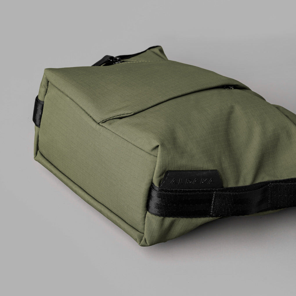 ALPAKA Flow Satchel 使用 100% 再生材料製成，兼具環保與耐用性