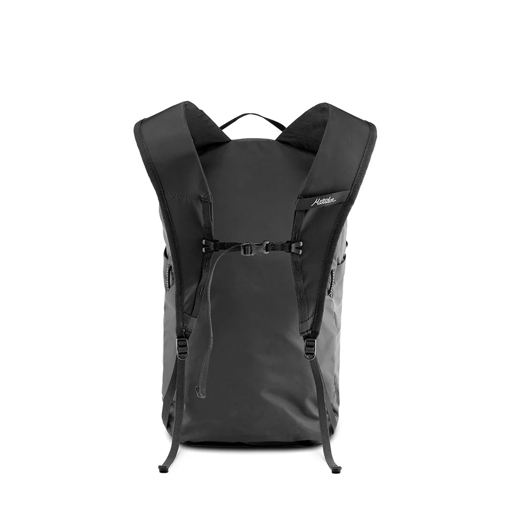 Matador ReFraction Packable Backpack｜採用防潑水材料、防水 YKK® 拉鍊及 PU 塗層，全天候防護設計