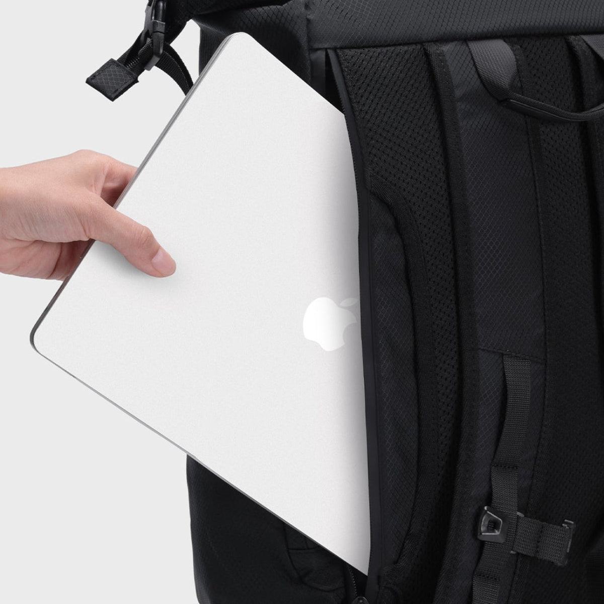 SUBTLE Diver 雙肩包 - 展示內部分隔層，可容納筆電、文件及日常用品，適合工作及學校使用