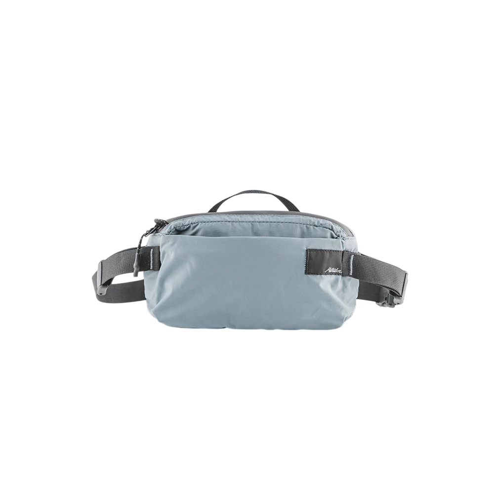Matador ReFraction Packable Sling 摺疊單肩包展示，顯示 2L 容量與輕便設計