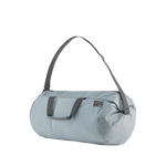 Matador ReFraction Packable Duffle 防水摺疊旅行袋展示，顯示 25L 大容量與輕便設計