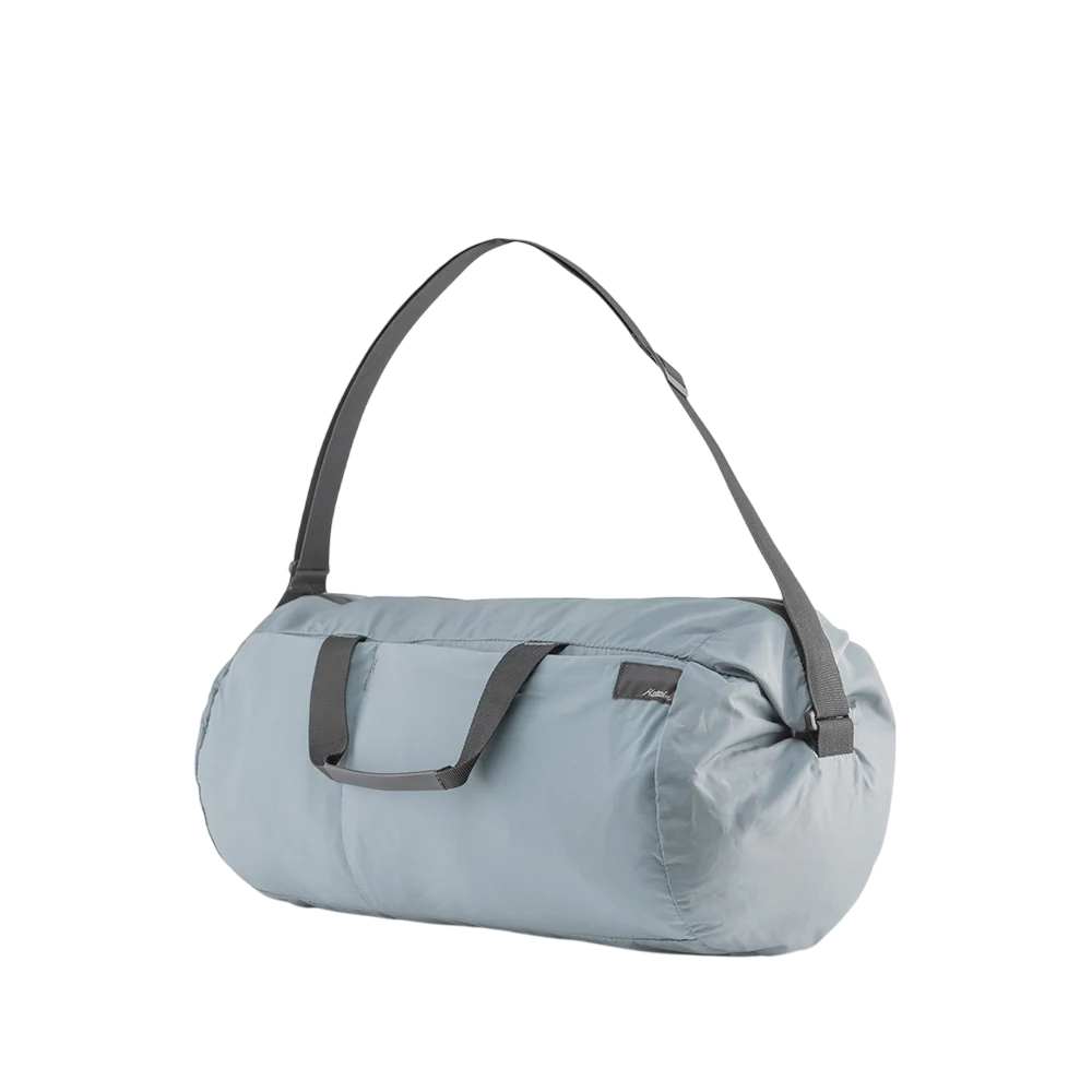Matador ReFraction Packable Duffle 防水摺疊旅行袋展示，顯示 25L 大容量與輕便設計
