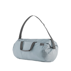 Matador ReFraction Packable Duffle 防水摺疊旅行袋展示，顯示 25L 大容量與輕便設計