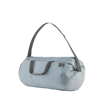 Matador ReFraction Packable Duffle 防水摺疊旅行袋展示，顯示 25L 大容量與輕便設計