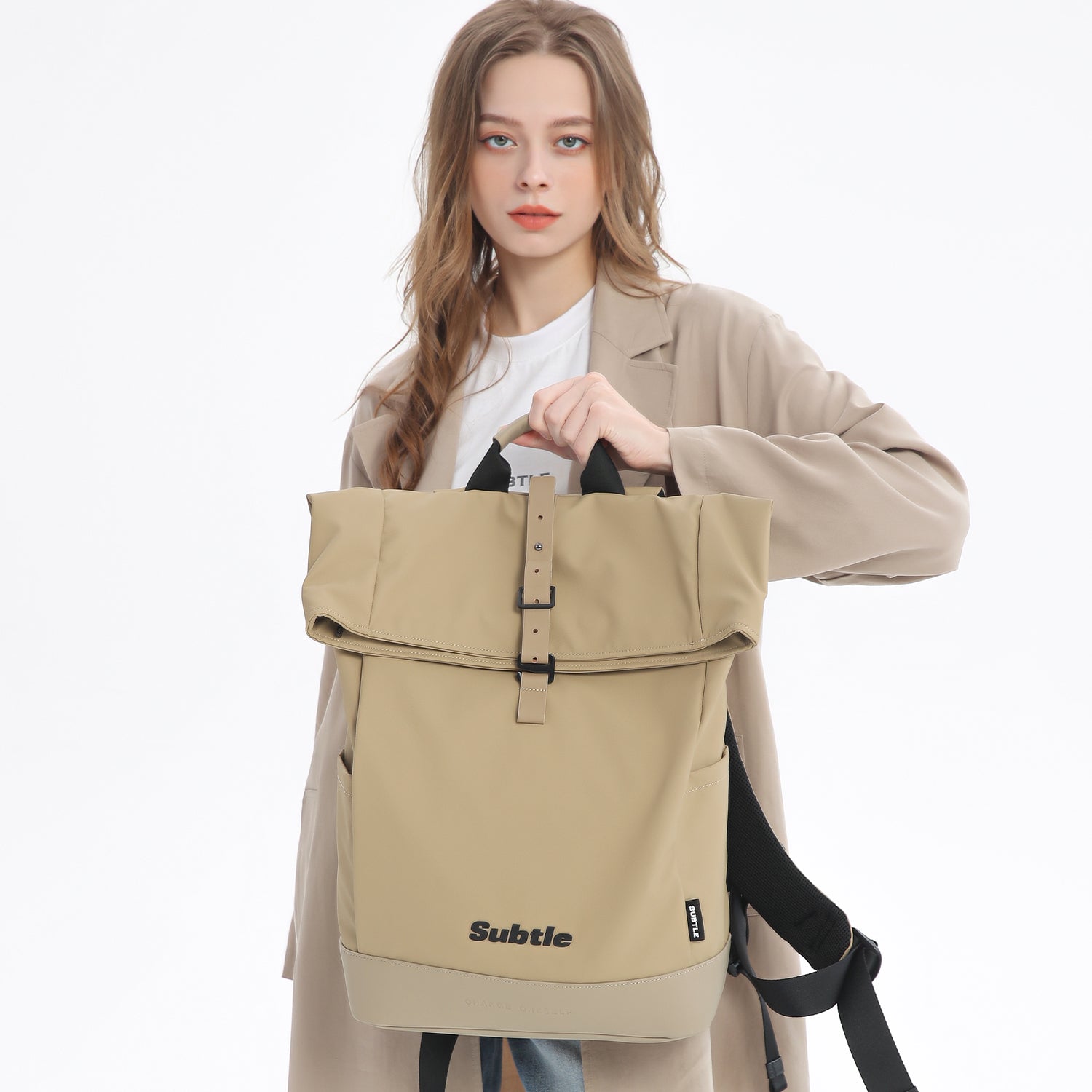 SUBTLE Scope 雙肩包 - 沙棕背囊搭配極簡風格設計，適合日常穿搭與都市通勤使用