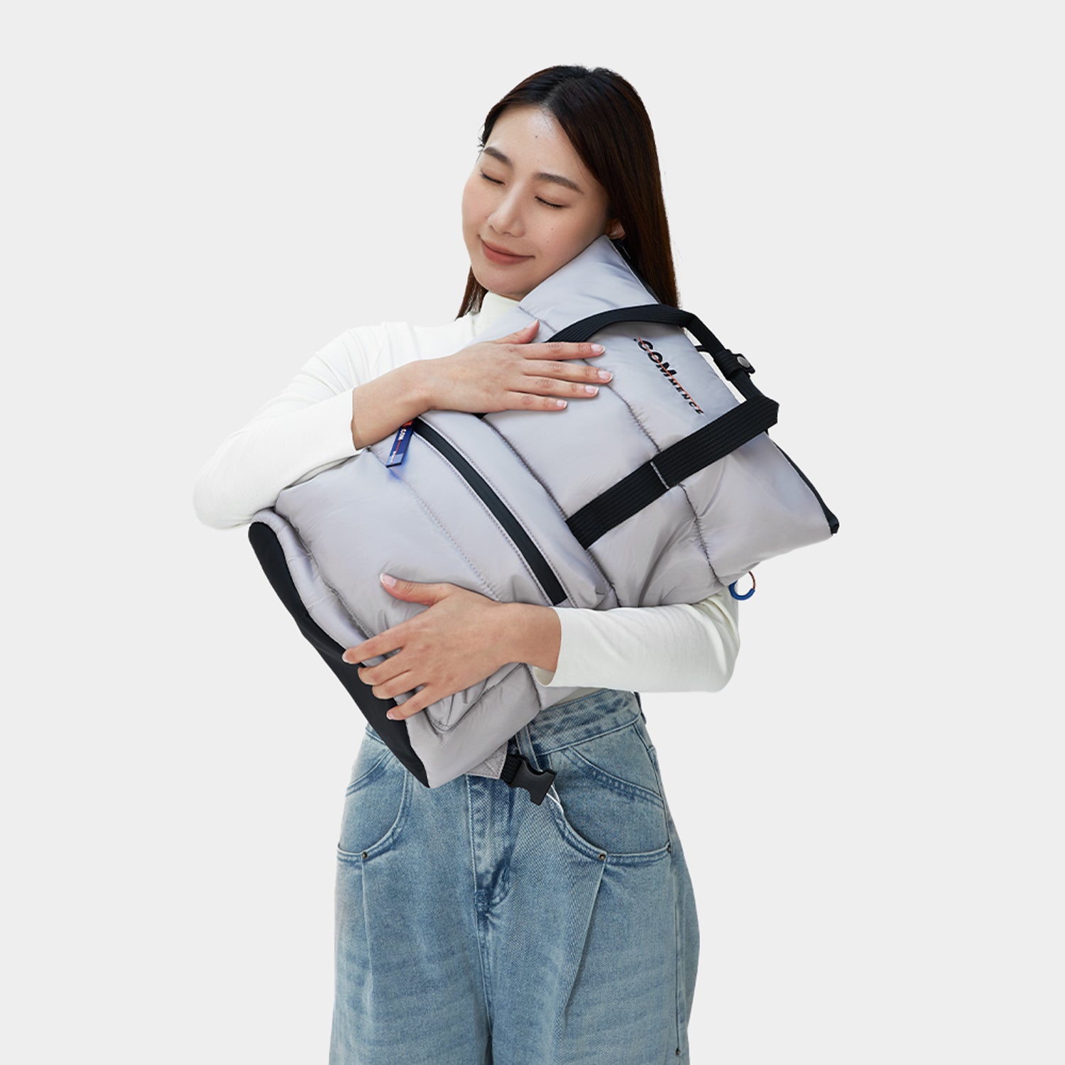 SUBTLE Commence Puff Geometric Backpack 泡芙幾何背囊-灰色調中帶有霧面質感，柔和且耐看，展現出細膩的設計感