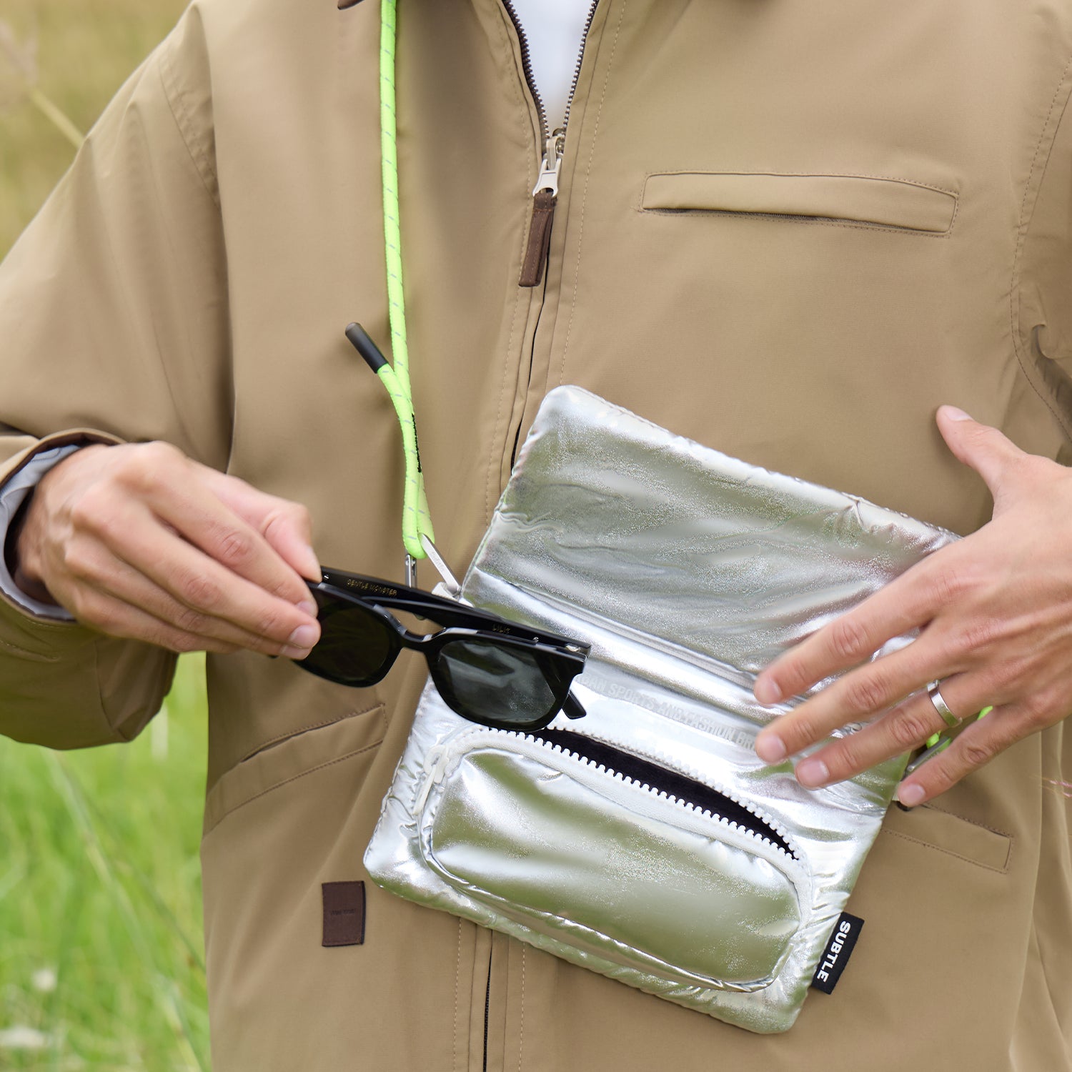 SUBTLE Puff Mini Crossbody Bag 斜孭袋 - 收納空間示意（放手機墨鏡銀包）