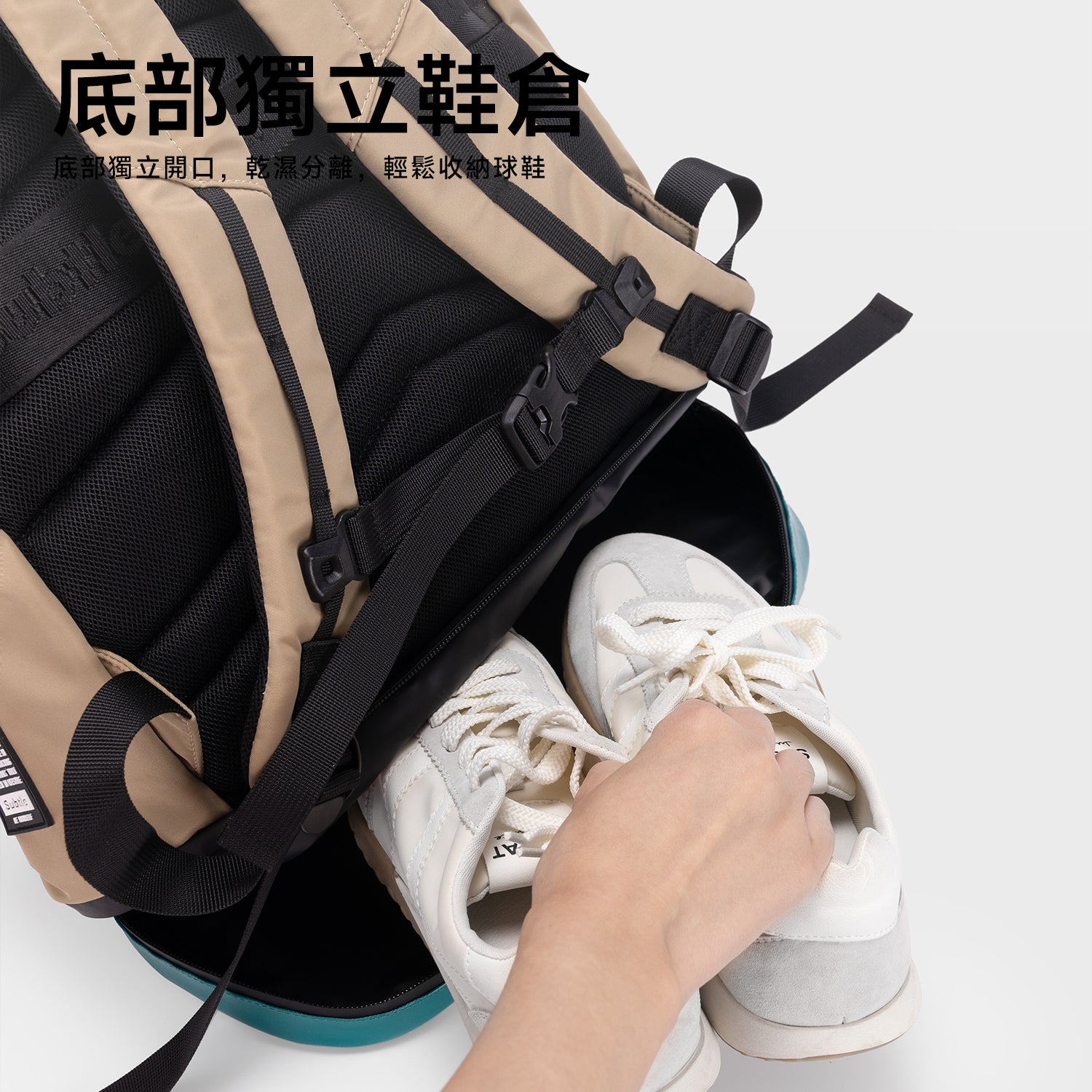 SUBTLE AFAR系列 PVC運動雙肩包 - 寬敞內部空間與多功能分隔層，輕鬆收納衣物和運動裝備