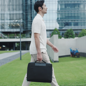 KORIN ClickPack Compack 背包高密度防潑水材質，全天候保護內部物品。