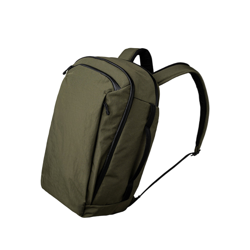 ALPAKA Traverse Backpack 30L 綠色款，展示其時尚設計與高耐用 Axoflux 400D 防撕裂尼龍材質。