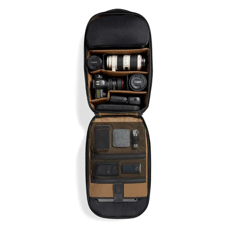 NOMATIC McKinnon Camera Pack 35L 相機背包｜外部採用 N900D 防撕裂面料 和 TPU 塗層，極佳的防水性能及耐用性