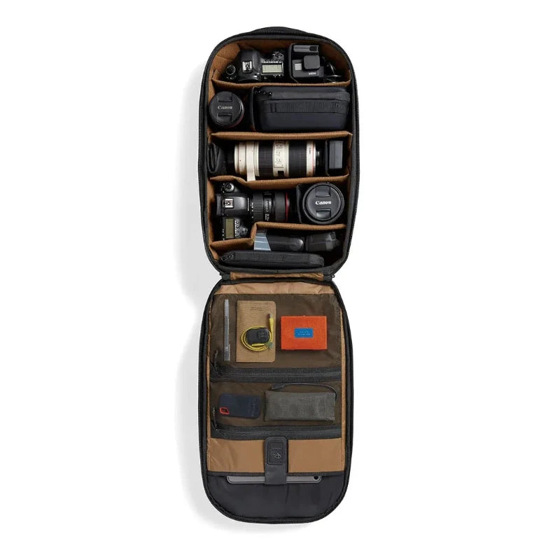 NOMATIC McKinnon Camera Pack 35L 相機背包｜外部採用 N900D 防撕裂面料 和 TPU 塗層，極佳的防水性能及耐用性