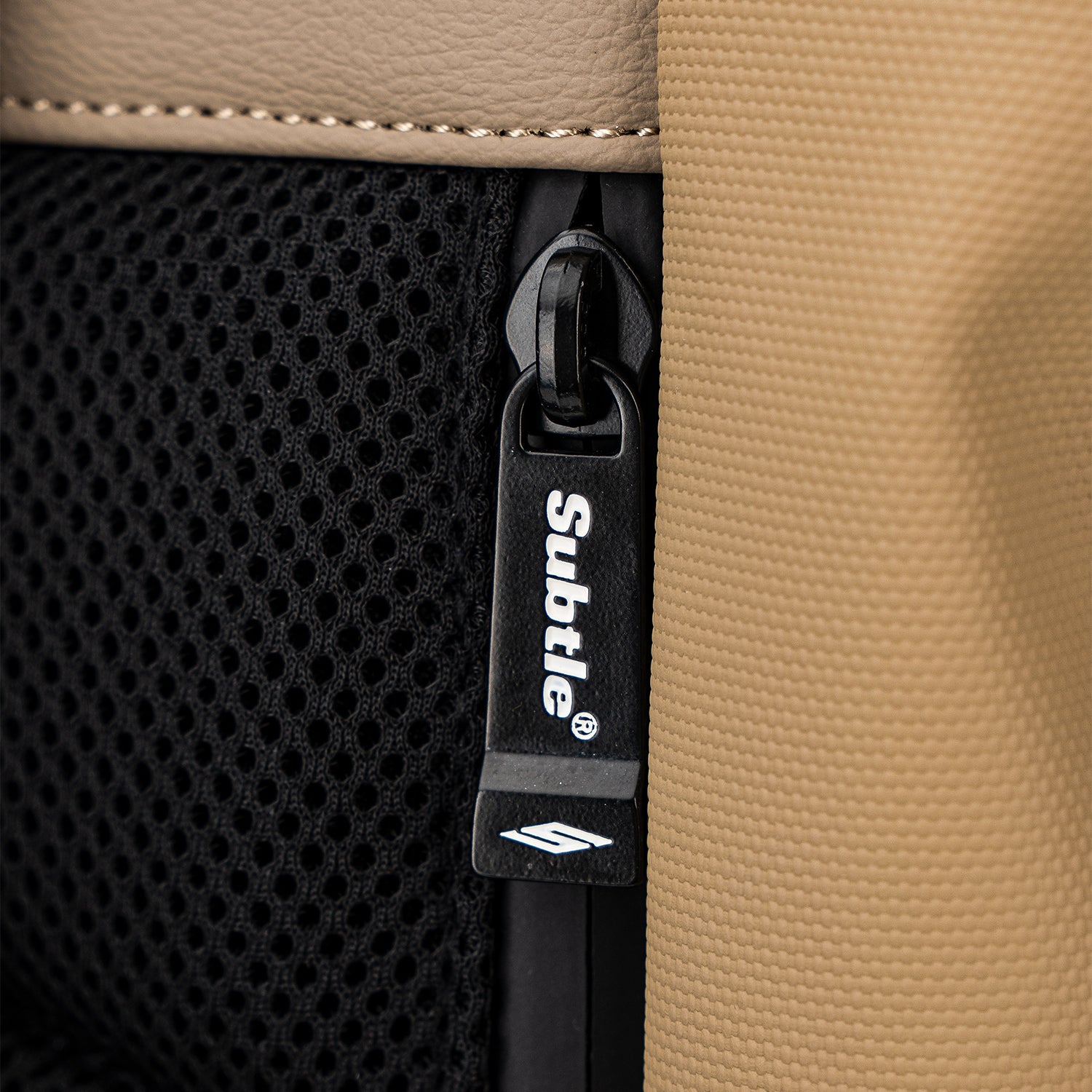 SUBTLE Scope 雙肩包 - 展示背部結構拉鏈細節