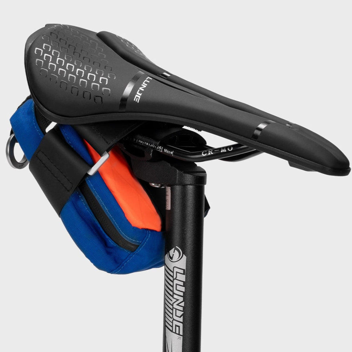 SUBTLE SIKE-B 騎行車尾包 - 展示車尾安裝效果，輕量設計減少騎行負擔，提升穩定性