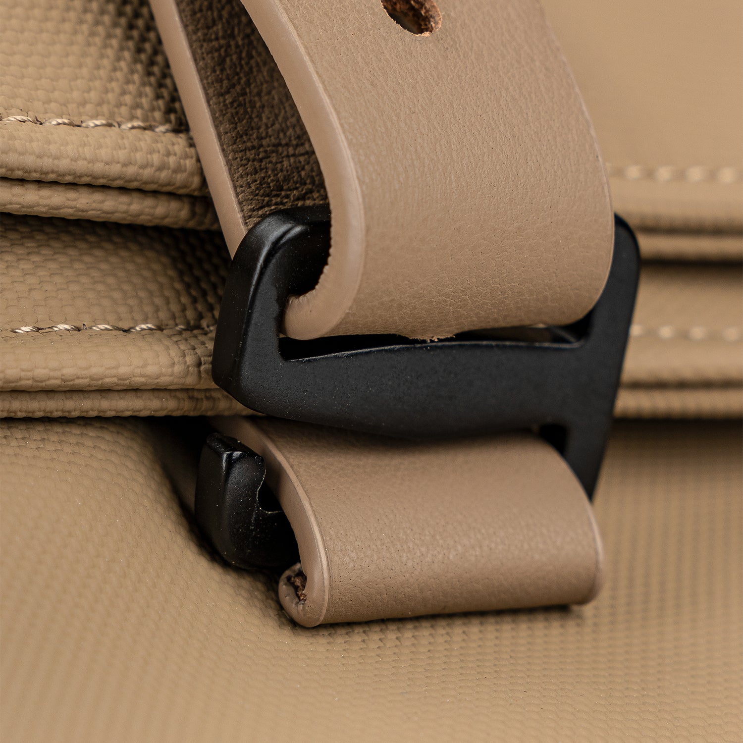 SUBTLE Scope 雙肩包 - 展示正面卡扣細節