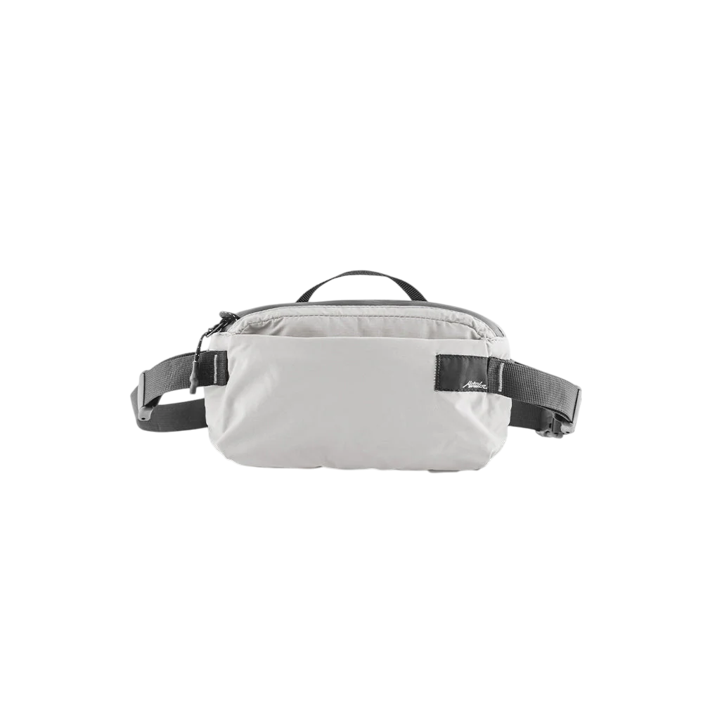 Matador ReFraction Packable Sling 摺疊單肩包展示，顯示 2L 容量與輕便設計