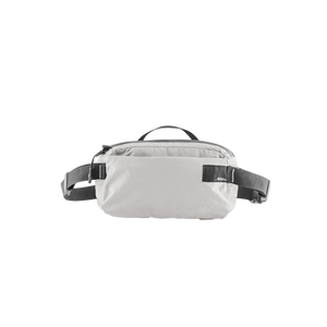 Matador ReFraction Packable Sling 摺疊單肩包展示，顯示 2L 容量與輕便設計