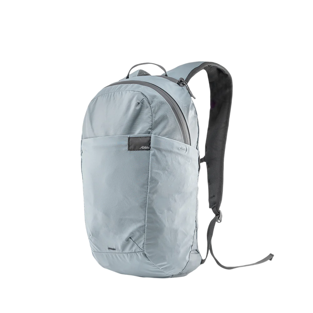 Matador ReFraction Packable Backpack 摺疊背包展示，顯示 16L 容量與輕便設計