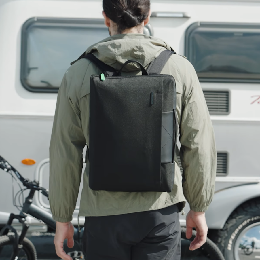 KORIN ClickPack Compack 背包符合人體工學的透氣背部設計，減輕負擔。