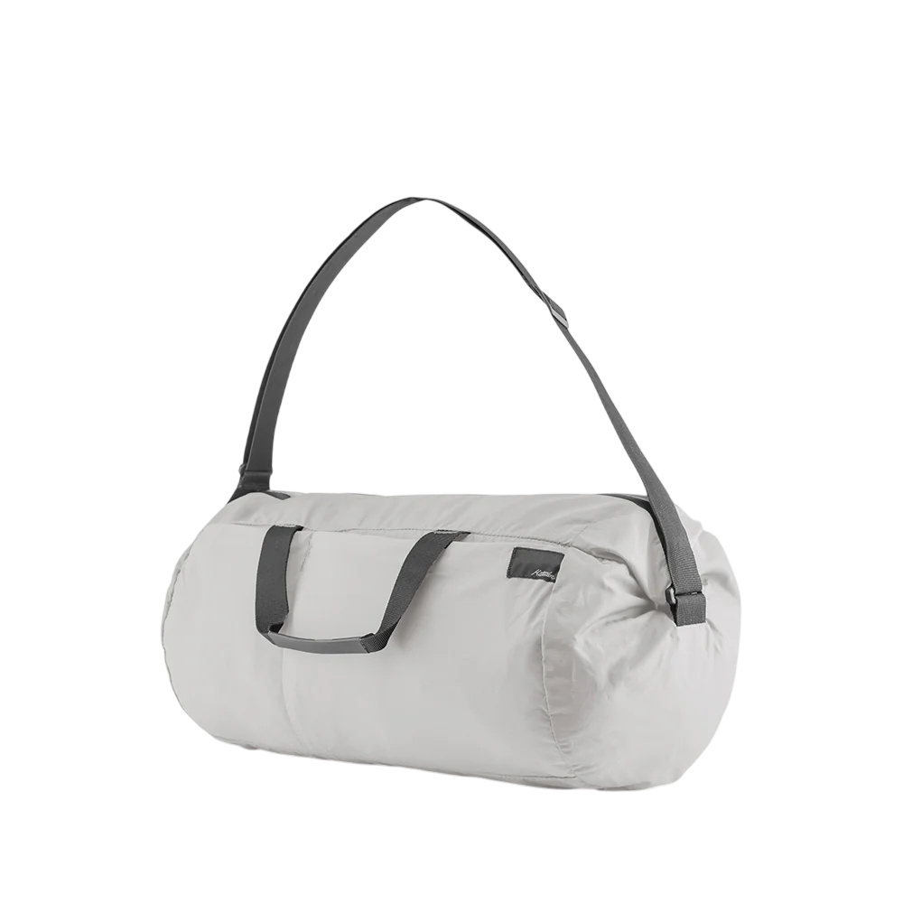 Matador ReFraction Packable Duffle 防水摺疊旅行袋展示，顯示 25L 大容量與輕便設計
