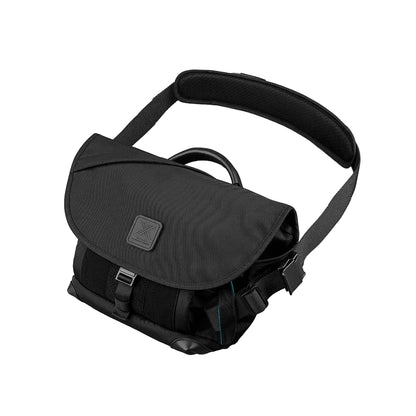 ALPAKA 經典回歸！7ven Messenger 十週年紀念版 (Decade Edition) 專為 Premium Urban Carry 設計。採用 840D 防彈尼龍與 YKK 防水拉鏈，提供 14 吋 (11L) 及 16 吋 (18L) 兩種尺寸選擇。配備專屬紀念魔術貼及豐富 EDC 收納間隔，完美應對日常通勤與公幹需求。