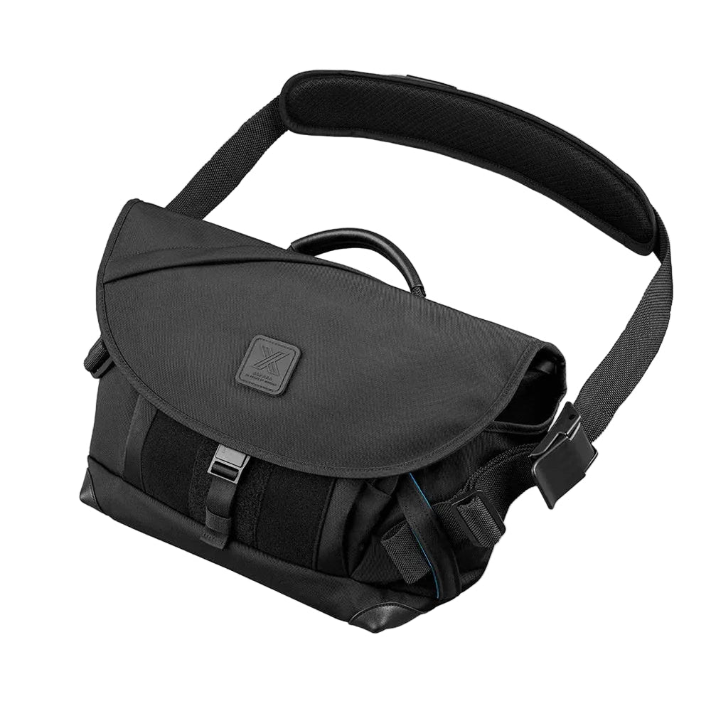 ALPAKA 經典回歸！7ven Messenger 十週年紀念版 (Decade Edition) 專為 Premium Urban Carry 設計。採用 840D 防彈尼龍與 YKK 防水拉鏈，提供 14 吋 (11L) 及 16 吋 (18L) 兩種尺寸選擇。配備專屬紀念魔術貼及豐富 EDC 收納間隔，完美應對日常通勤與公幹需求。