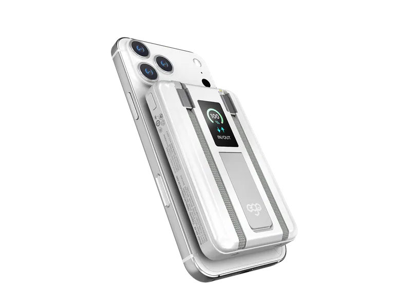 內置 Lightning 線與 Type-C 線，展示同時支援多設備充電的便利性
