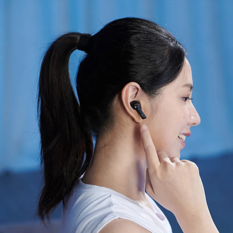 AERO PRO 耳機與充電盒、USB-C 線及耳塞組合。